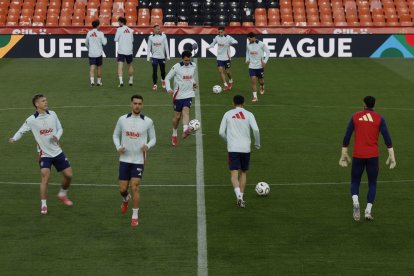 Los jugadores de la Selección española de fútbol durante un entrenamiento este sábado, en Valencia, previo al partido de mañana domingo ante Países Bajos en el estadio de Mestalla. EFE/ Kai Forsterling