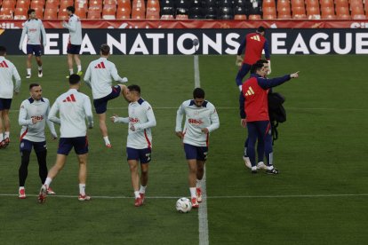 Los jugadores de la Selección española de fútbol durante un entrenamiento este sábado, en Valencia, previo al partido de mañana domingo ante Países Bajos en el estadio de Mestalla. EFE/ Kai Forsterling