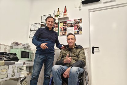 Francisco Rodríguez y Agustín Fernández, en el local de La Lastra donde elaboran las cervezas.