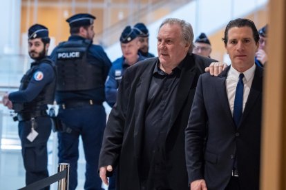 Depardieu está siendo juzgado por cargos de agresión sexual contra dos mujeres en el set de la película 'Les Volets Verts' en 2021. (Francia)
EFE/EPA/CHRISTOPHE PETIT TESSON