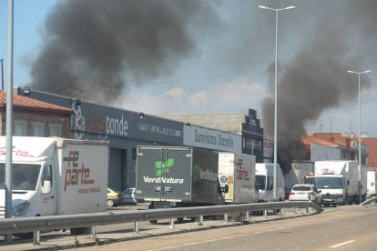 Incendio en el polígono de Onzonilla en León.