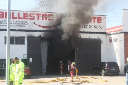 Incendio en el polígono de Onzonilla en León.