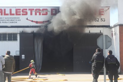 Incendio en el polígono de Onzonilla en León.