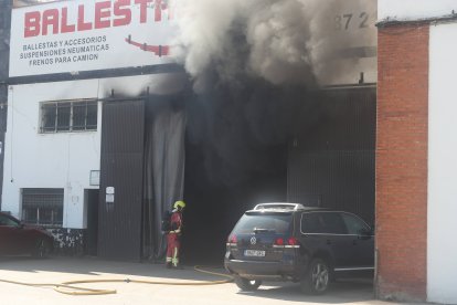 Incendio en el polígono de Onzonilla en León.