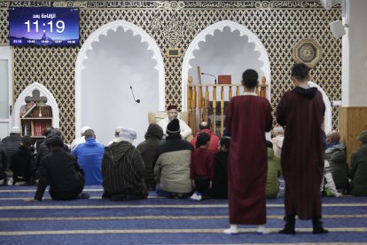 El rezo del iftar y la comida típica del ramadán.