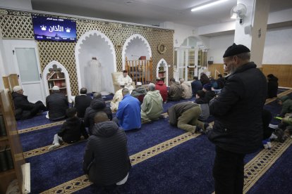 El rezo del iftar y la comida típica del ramadán.