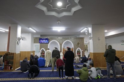 El rezo del iftar y la comida típica del ramadán.