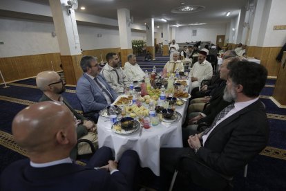 El rezo del iftar y la comida típica del ramadán.