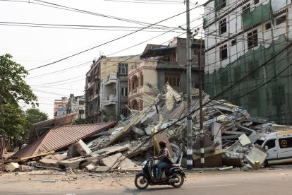 Un edificio derruido a raíz del terremoto de magnitud 7,7 que azotó Birmania.
EFE/EPA/STRINGER