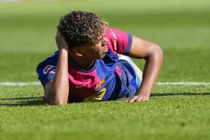 El delantero del Barcelona Lamine Yamal, durante el partido de la jornada 29 de LaLiga que FC Barcelona y Girona disputan en el estadio Lluis Companys de Barcelona. EFE/ Alejandro García
