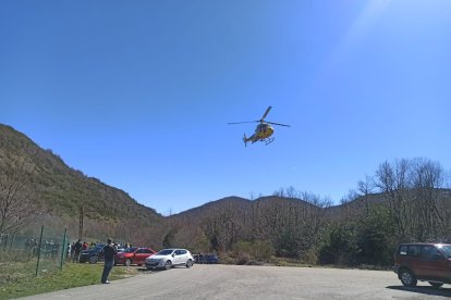 Helicóptero de emergencias en las inmediaciones de la mina.