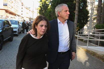 Adriana Lastra, delegada del Gobierno en Asturias y Nicanor Sen Delegado de Castilla y León, este lunes en Villablino.