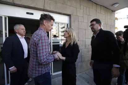 La vicepresidenta segunda y ministra de Trabajo y Economía Social, Yolanda Díaz, visita la zona de la explosión en una mina de Cerredo.