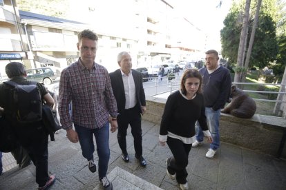 La vicepresidenta segunda y ministra de Trabajo y Economía Social, Yolanda Díaz, visita la zona de la explosión en una mina de Cerredo.