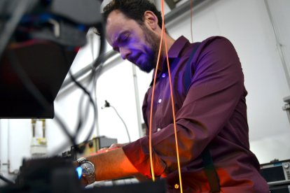 El leonés trabaja en su laboratorio en Madrid.