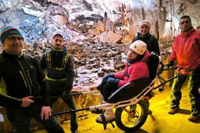 Paula, con el equipo de voluntarios de Pandetrave que tiraron de la Joëlette.