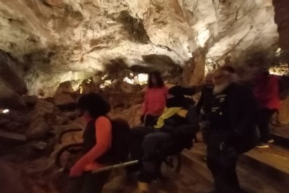 Bajando escaleras con la Joëlette en la cueva de Valporquero.