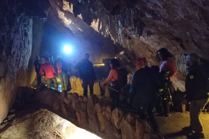 Pasando uno de los puentes de la Cueva de Valporquero.