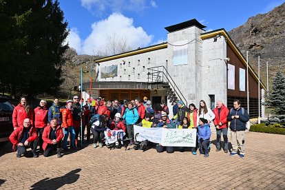 La expedición celebra el hito en el exterior de la cueva.