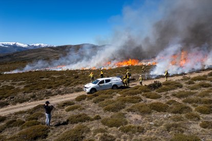 Miembros de la brigada de Tabuyo participaron en una quema controlada para probar los sensores que se instalarán en Las Médulas.