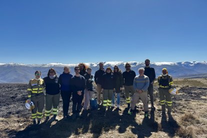 Foto de grupo de brigadistas y científicos.