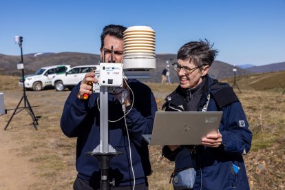 Técnicos en plena medición.