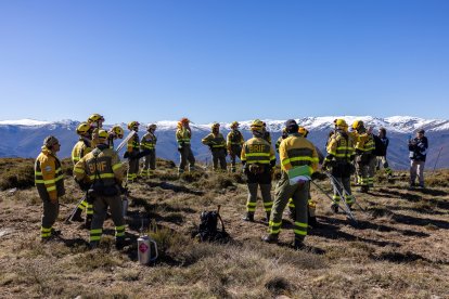 Miembros de la brigada de Tabuyo participaron en una quema controlada para probar los sensores que se instalarán en Las Médulas.