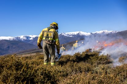 Miembros de la brigada de Tabuyo participaron en una quema controlada para probar los sensores que se instalarán en Las Médulas.