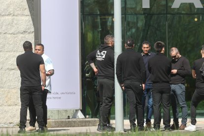 Desconsuelo en la capilla ardiente de Bembibre por la muerte del minero David Álvarez en Cerredo.