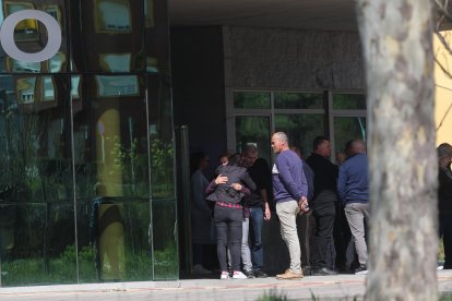 Desconsuelo en la capilla ardiente de Bembibre por la muerte del minero David Álvarez en Cerredo.