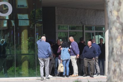 Desconsuelo en la capilla ardiente de Bembibre por la muerte del minero David Álvarez en Cerredo.