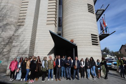 Minuto de silencio en el Ayuntamiento de Ponferrada y en el Consejo Comarcal del Bierzo por los mineros fallecidos ayer en la mina de Cerredo.