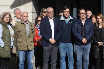 Minuto de silencio en el Ayuntamiento de Ponferrada y en el Consejo Comarcal del Bierzo por los mineros fallecidos ayer en la mina de Cerredo.