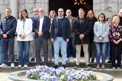 Minuto de silencio en el Ayuntamiento de Ponferrada y en el Consejo Comarcal del Bierzo por los mineros fallecidos ayer en la mina de Cerredo.
