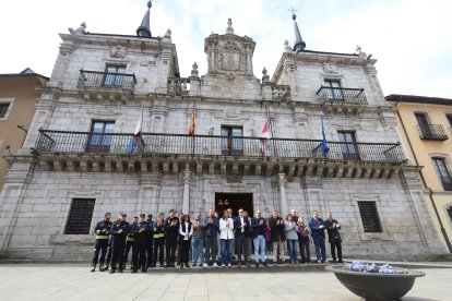 Minuto de silencio en el Ayuntamiento de Ponferrada y en el Consejo Comarcal del Bierzo por los mineros fallecidos ayer en la mina de Cerredo.