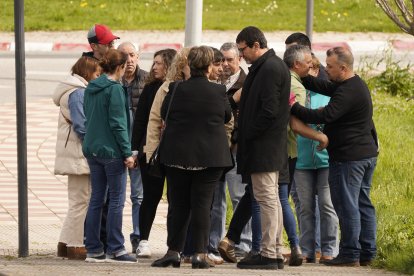 Familiares y amigos acuden al tanatorio de Bembibre del minero David Álvarez.