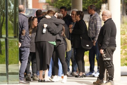 Familiares y amigos acuden al tanatorio de Bembibre del minero David Álvarez.