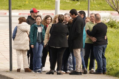 Familiares y amigos acuden al tanatorio de Bembibre del minero David Álvarez.