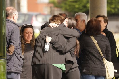 Familiares y amigos acuden al tanatorio de Bembibre del minero David Álvarez.