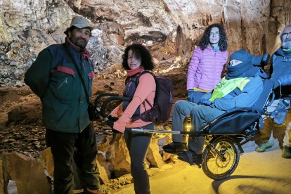 Pablo, voluntario con discapacidad auditiva, con el equipo de Villanaturaleza Solidaria y Lázaro en la Joëlette.