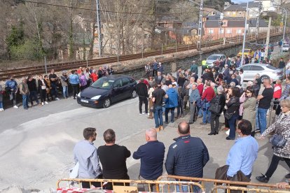 Llegada de numerosas personas para despedir al minero berciano David Álvarez en Torre del Bierzo.