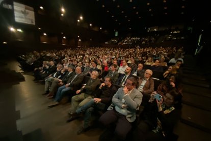 El público llenó la sala y siguió con atención el coloquio.