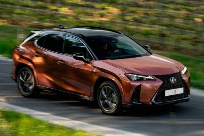 El UX 300h propone una versión híbrida autorrecargable, que combina un motor de gasolina 2.0 litros con una potente batería ion litio hasta alcanzar una potencia máxi a combinada de 199 CV.