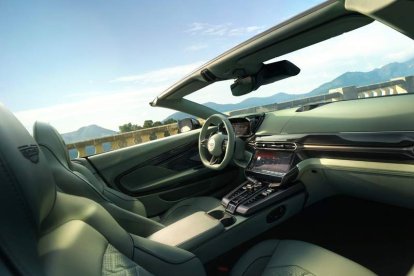 Combinando modernas tecnologías digitales con los clásicos interruptores ‘físicos’, el interior del Volante luce un lujoso diseño típicamente Aston Martin.