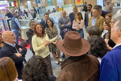 La consejera de Agricultura y Ganadería de la Junta, María González-Corral, visitó el stand de la DO León.