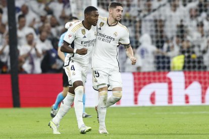 El centrocampista uruguayo del Real Madrid Federico Valverde (d) celebra un gol con el austríaco David Alaba en una foto de archivo de Rodrigo Jimenez. EFE