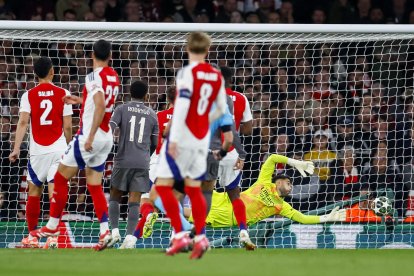 El portero español David Raya durante el partido de ida de cuartos de final de la UEFA Champions League entre el Arsenal FC y el Real Madrid en Londres, Reino Unido. EFE/EPA/TOLGA AKMEN