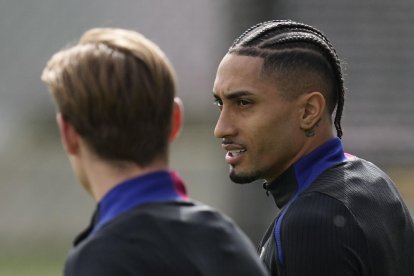 Los jugadores del FC Barcelona, Frenkie de Jong (i) y Raphinha (d). en foto de archivo de Enric Fontcuberta . EFE