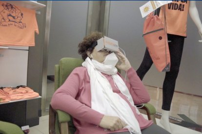 Una paciente de Alcles usa las gafas de realidad virtual.