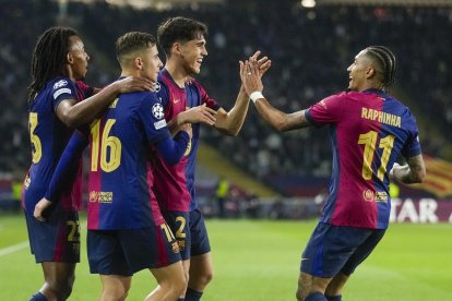 Los jugadores del FC Barcelona celebran el primer gol del equipo blaugrana durante el encuentro correspondiente a la ida de los cuartos de final de la Liga de Campeones que disputan hoy miércoles FC Barcelona y Borussia Dortmund en el Estadio Olímpico de Montjuic, en Barcelona. EFE / Enric Fontcuberta